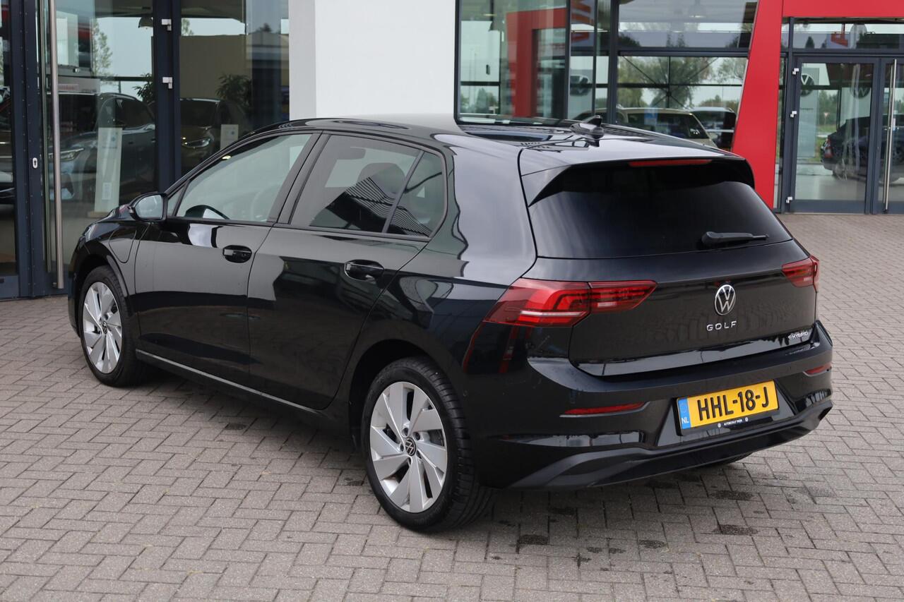 Volkswagen GOLF 1.5 eHybrid Life Edition 204PK / 150kW, Achteruitrijcamera, stoel- en stuurwiel verwarming, navigatie, Apple Carplay / Android Auto, 17" 'Nottingham' LMV, LED verlichting, DAB+, spraakbediening (voice-control), digital cockpit pro, multifunctioneel ledere