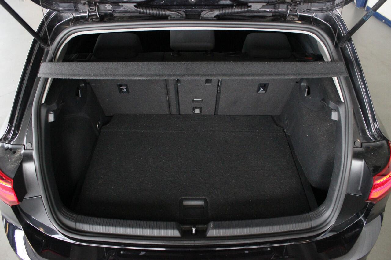 Volkswagen GOLF 1.5 eTSI Style Camera | IQ Light | Memorystoel | Carplay | Stoelverw. | Adapt. Cruise | 17" LMV | PDC V+A