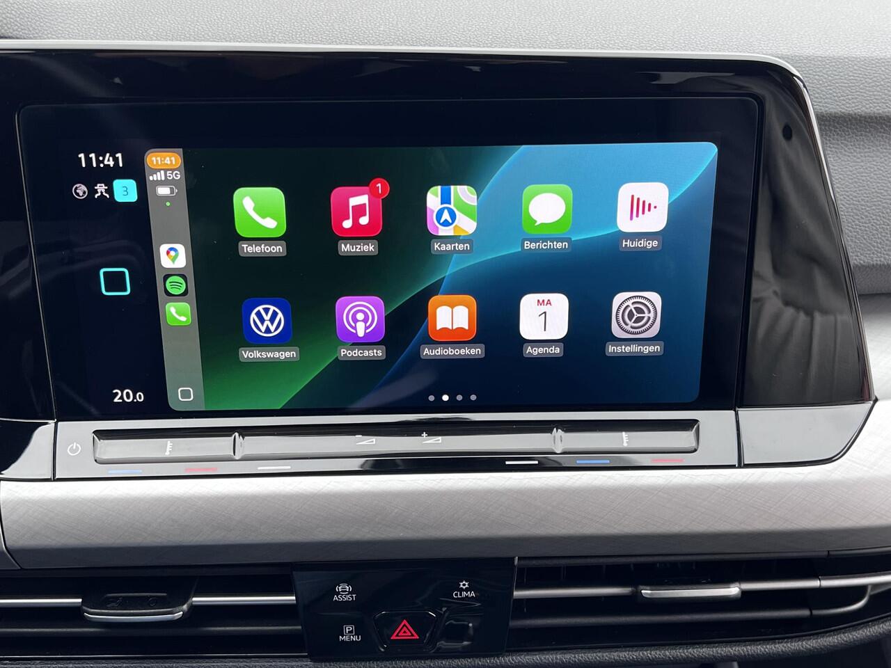 Volkswagen GOLF Variant 1.5 eTSI Life Business Automaat / Trekgewicht 1.400 kg / Navigatie / Apk tot 11-2027 /Digitaal dashboard / Climate control / Navigatie / Apple Carplay Android /