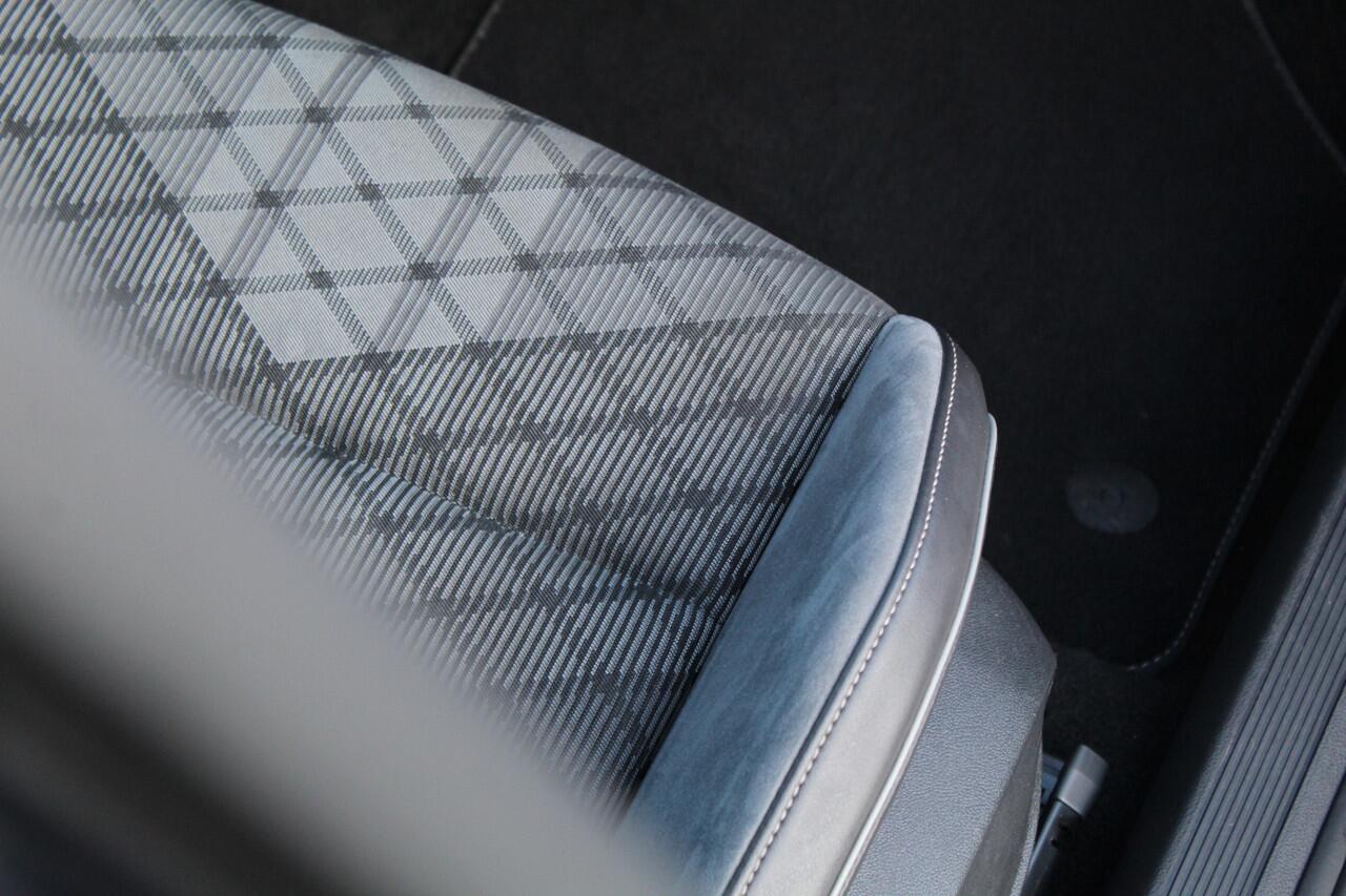 Volkswagen GOLF 1.5 eTSI R-Line Business | IQ/Dynamic light | Panoramadak | Rijklaar