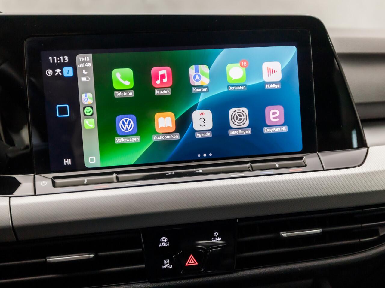 Volkswagen GOLF Variant 1.0 TSI Sportline (APPLE CARPLAY, GROOT NAVI, PARKEERSENSOREN, KEYLESS, GETINT GLAS, SPORTSTOELEN, LM VELGEN, LANE ASSIST, NIEUWSTAAT)