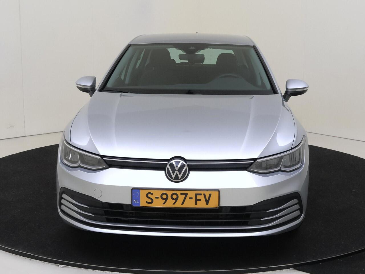 Volkswagen GOLF 1.0 TSI Life | Parkeersensoren | Adaptieve cruise control | CarPlay | Sfeerverlichting | Electronic climate control | Lane assist |