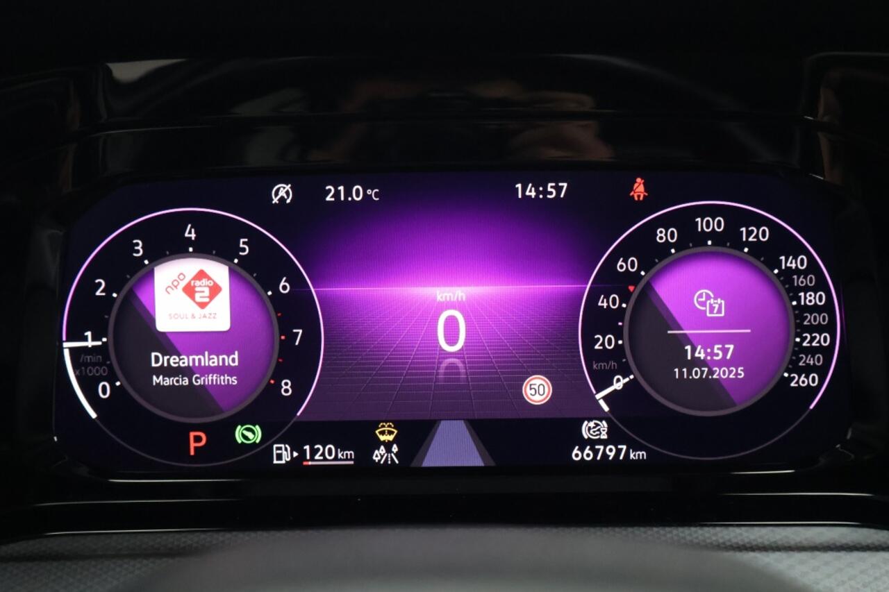 Volkswagen GOLF 1.5 eTSI Style Automaat | LED | Navigatie | Sfeerverlichting