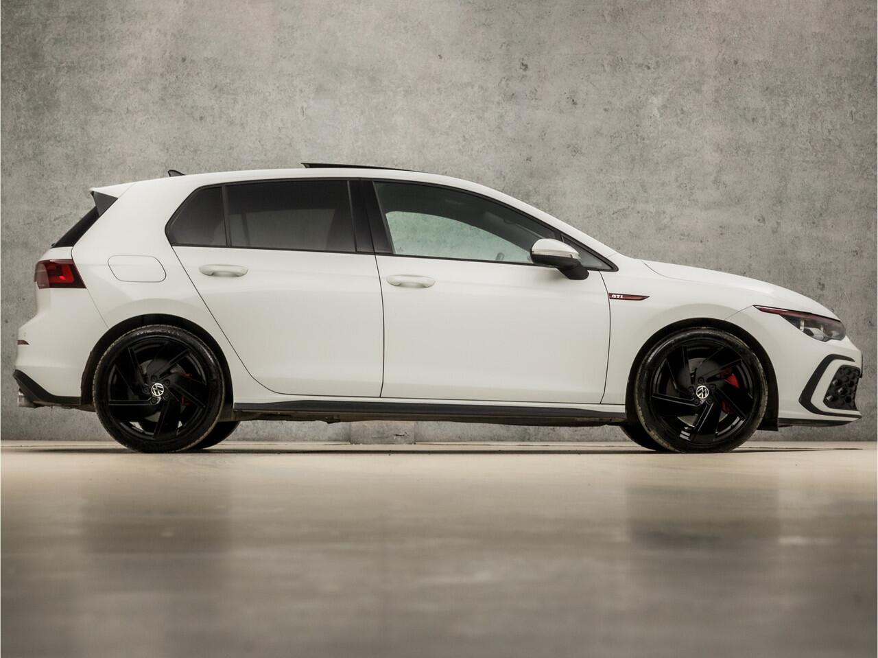 Volkswagen GOLF 2.0 TSI GTI 245Pk Automaat (SCHUIFDAK, APPLE CARPLAY, GROOT NAVI, DYNAMISCHE KNIPPERLICHTEN, SFEERVERLICHTING, STUUR/STOELVERWARMING, ALCANTARA, KEYLESS, MATRIX LED KOPLAMPEN, NIEUWSTAAT)