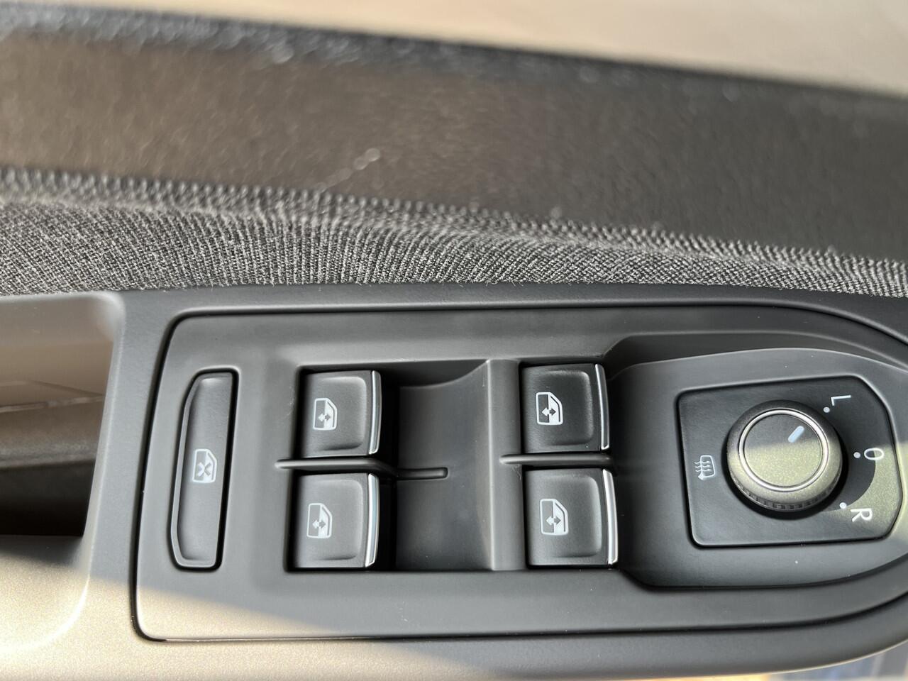 Volkswagen GOLF 1.0 TSI Life / FABRIEKSGARANTIE T/M 1-2027/ PARK. SENSOREN/ NAVI/ 16" LMV / APP-CONNECT /