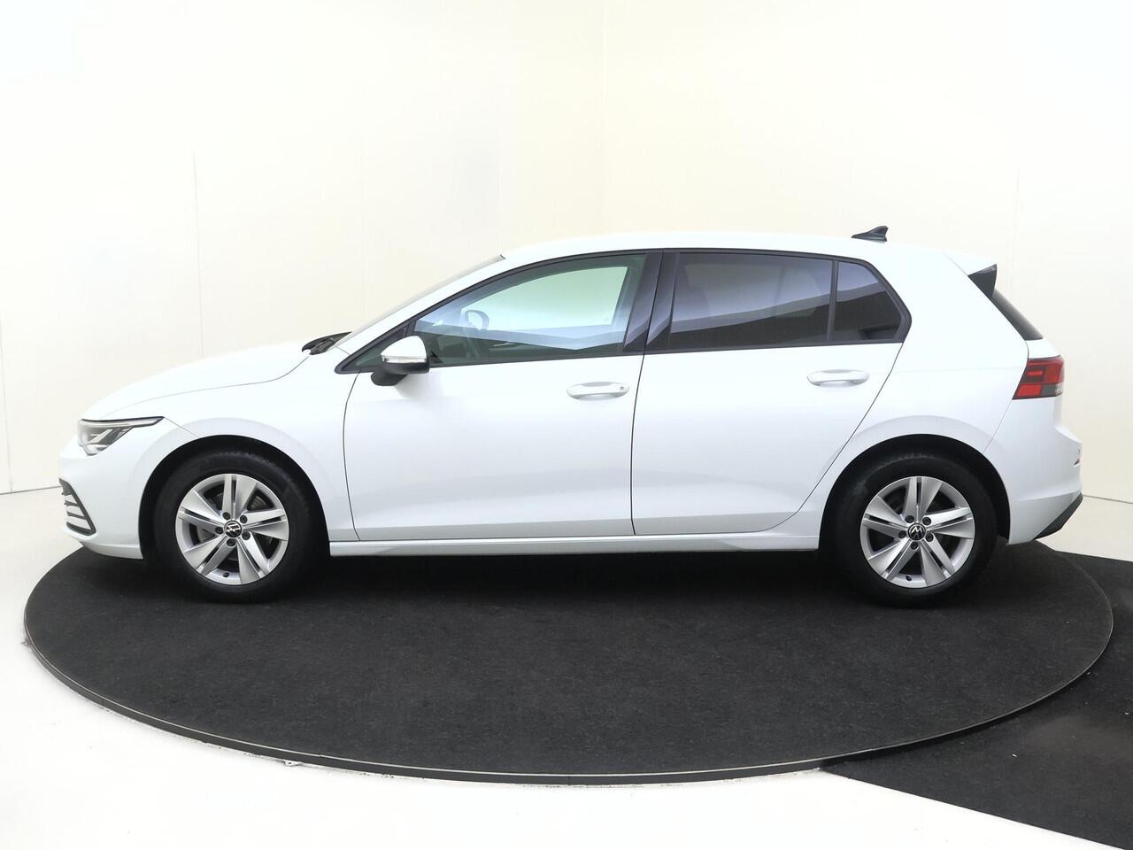 Volkswagen GOLF 1.5 TSI Life | CarPlay | Parkeersensoren | Adaptieve cruise control | Sfeerverlichting | Navigatie | Digital cockpit | Airco |