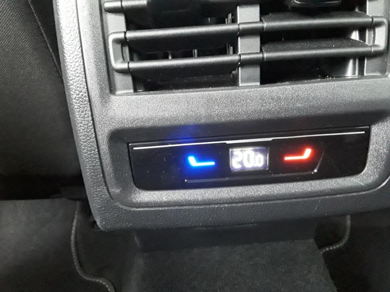 Volkswagen GOLF 1.5 eTSI DSG ACTIVE / NAVI / LED / ACC