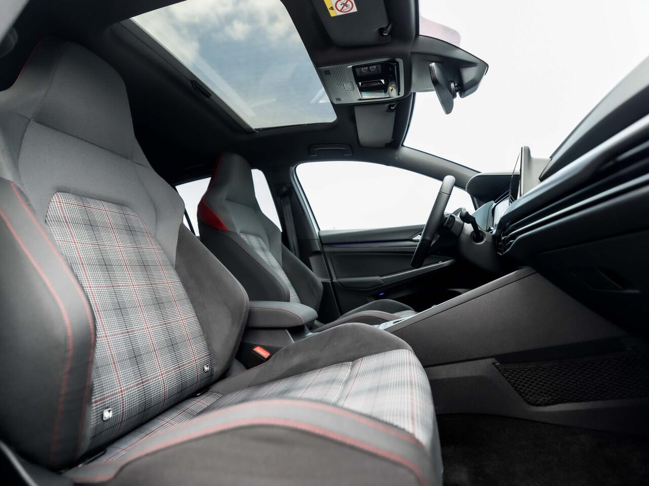 Volkswagen GOLF 2.0 TSI GTI 245Pk Automaat (SCHUIFDAK, APPLE CARPLAY, GROOT NAVI, DYNAMISCHE KNIPPERLICHTEN, SFEERVERLICHTING, STUUR/STOELVERWARMING, ALCANTARA, KEYLESS, MATRIX LED KOPLAMPEN, NIEUWSTAAT)