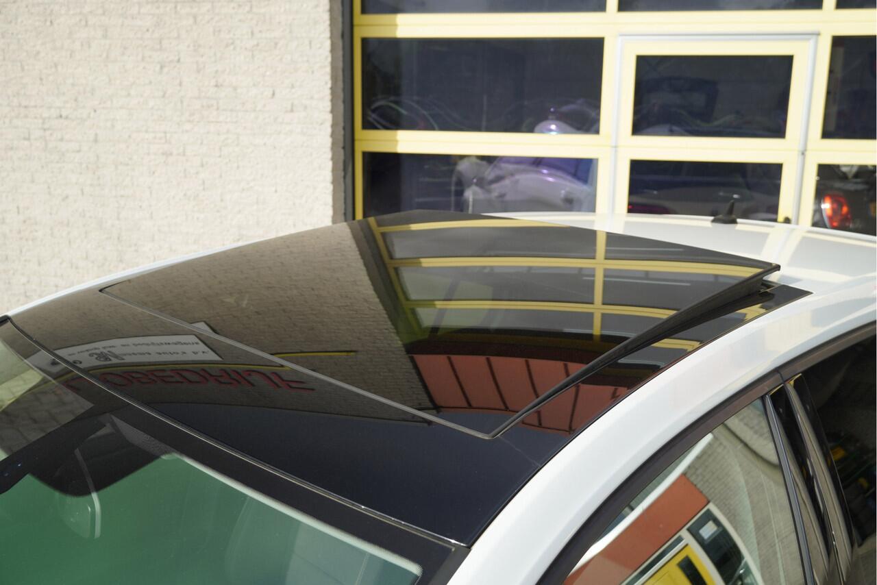 Volkswagen GOLF 1.5 TSI 5drs Highline BJ2019 Lmv 17" | Led V+A | Pdc | Navi | Dynamische knipperlichten | Panoramadak | App-Connect | Climate control | Cruise control | Sportstoelen | Verwarmde voorstoelen | Extra getint glas