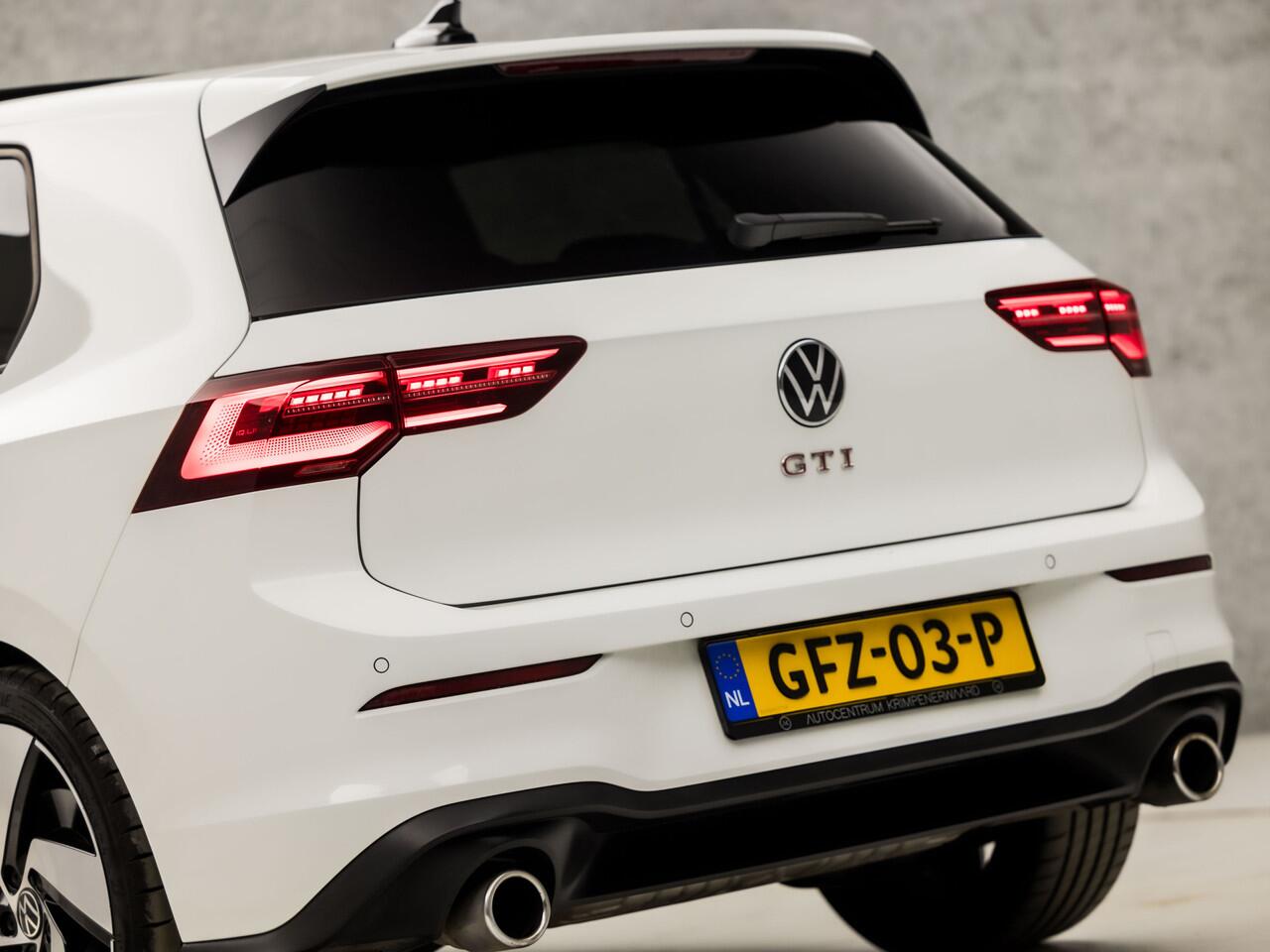 Volkswagen GOLF 2.0 TSI GTI 245Pk Automaat (SCHUIFDAK, APPLE CARPLAY, GROOT NAVI, DYNAMISCHE KNIPPERLICHTEN, SFEERVERLICHTING, STUUR/STOELVERWARMING, ALCANTARA, KEYLESS, MATRIX LED KOPLAMPEN, NIEUWSTAAT)