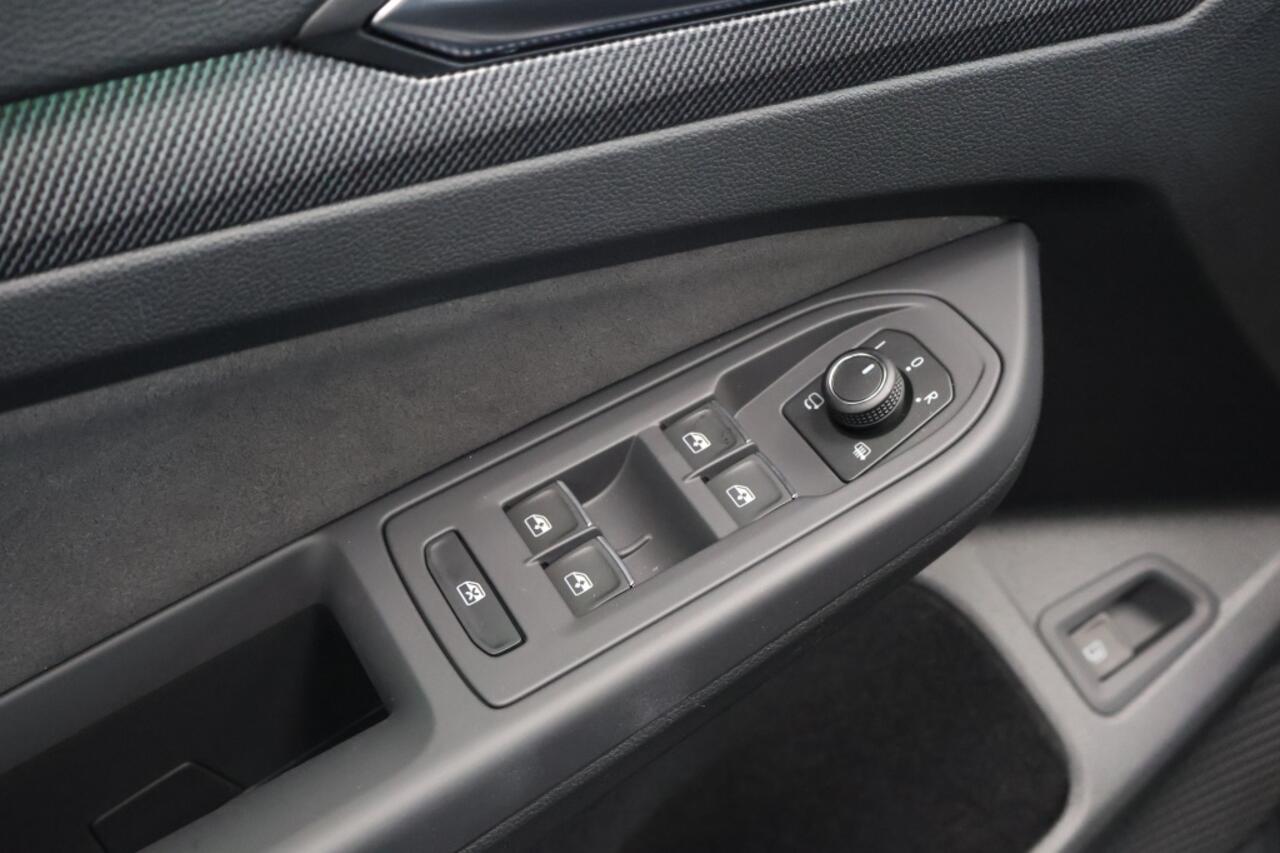 Volkswagen GOLF 1.5 eHybrid GTE 272pk | Panoramadak | Matrix | Trekhaak elektr.