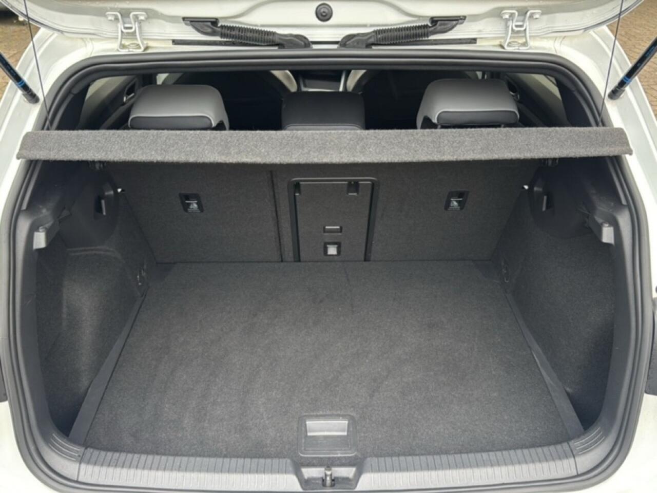 Volkswagen GOLF 1.5 eTSI R-LINE PANO-DAK/NAVI/CAMERA/ACC/STOELVERW