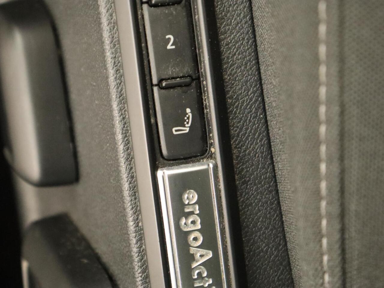 Volkswagen GOLF 1.4 eHybrid Style | Massage | Carplay | Memory | Navigatie | Adaptive cruise | Parkeerhulp | Sfeerverlichting | Full LED | PHEV | Plug In