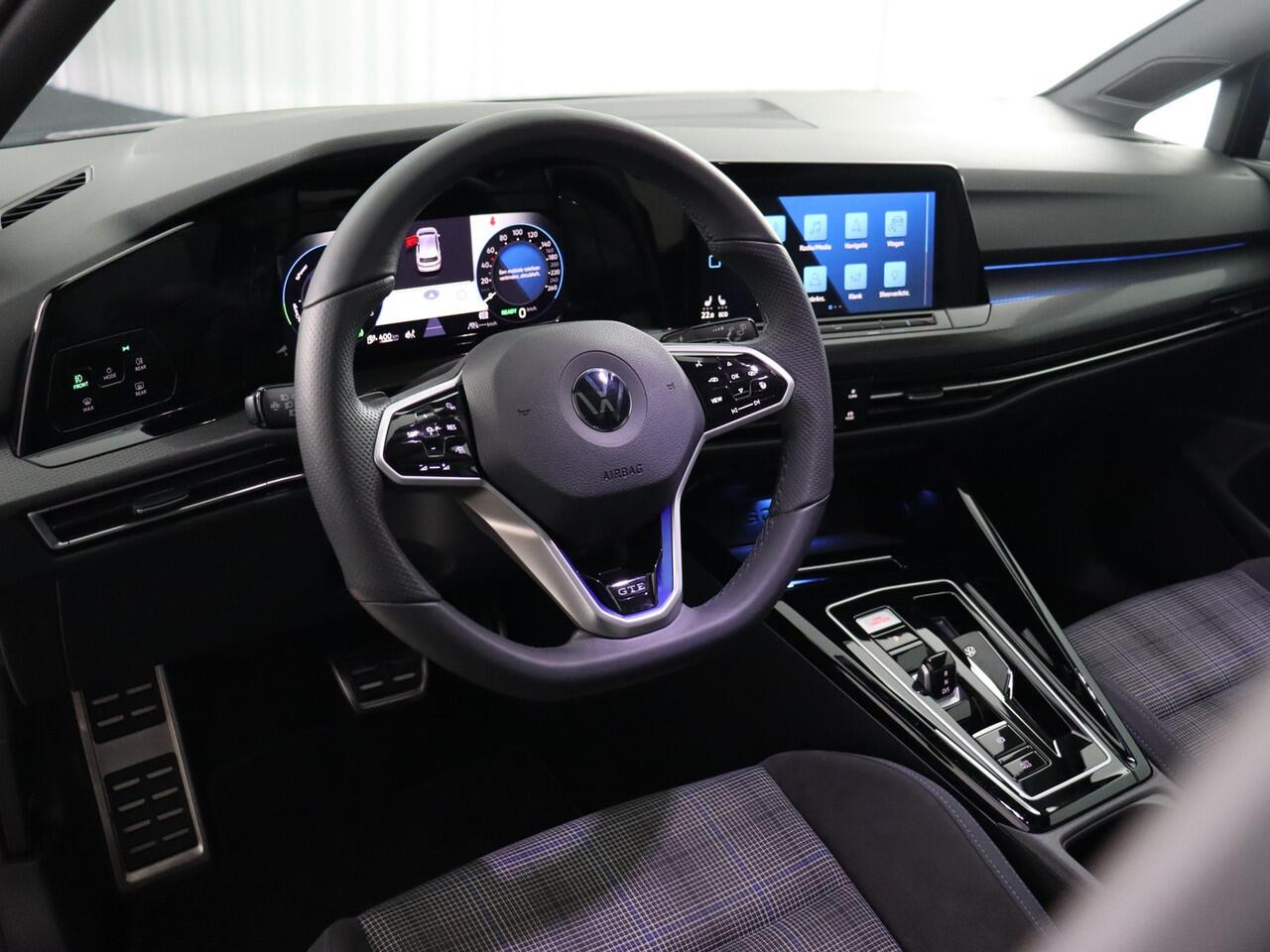 Volkswagen GOLF 1.4 eHybrid GTE (NL-Auto / Pano / Stuur-Stoelverw. / IQ / ACC / Navi / Carplay)