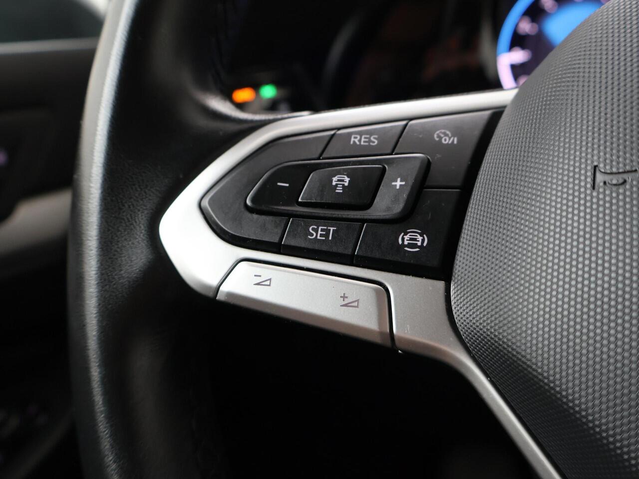 Volkswagen GOLF 1.0 TSI Life | 110 PK | Achteruitrijcamera | Navigatiesysteem | Adaptive cruise control |