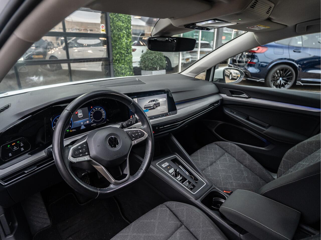 Volkswagen GOLF 1.0 eTSI DSG Active | Clima | Ambient |