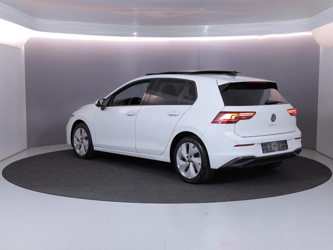 Volkswagen GOLF 1.5 TSI Life Edition 116 pk | Verlengde garantie | Navigatie via App | Panoramadak | Parkeersensoren | Autom. airco (3 zones) | Stoelverwarming |