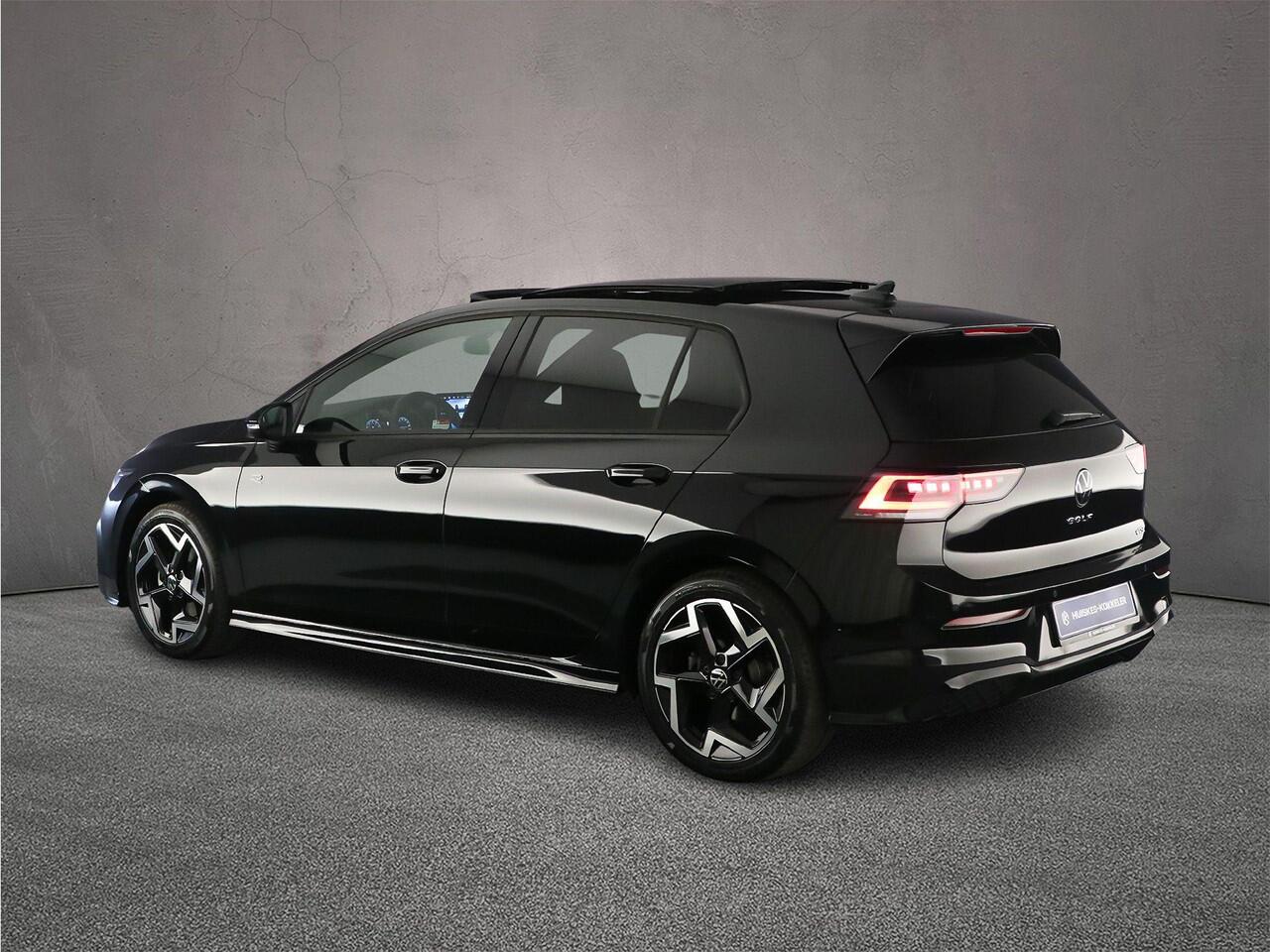 Volkswagen GOLF R-Line Edition 1.5 eTSI 150pk DSG Automaat Panoramadak, LED matrix koplampen, Harman Kardon audio, Adaptive cruise control, Achteruitrijcamera, Navigatie