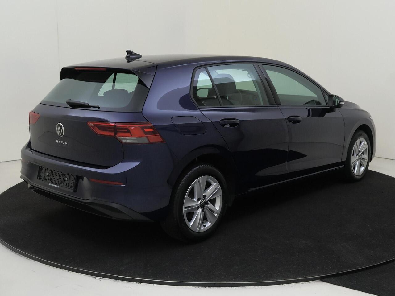 Volkswagen GOLF 1.0 TSI Life | Achteruitrijcamera | Navigatie | Dodehoek detectie | Adaptieve cruise control | Elektrisch inklapbare buitenspiegels | CarPlay | Sfeerverlichting |