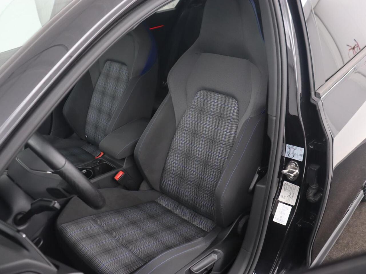 Volkswagen GOLF 1.4 eHybrid GTE | Panoramadak | Camera | Carplay | Navigatie | Adaptive cruise | Sportstoelen | Sfeerverlichting | PHEV | Plug In