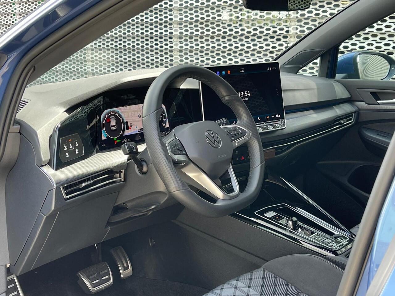 Volkswagen GOLF 1.5 eTSI 115PK DSG R-Line Edition / Achteruitrijcamera / App Connect / Keyless / Getint Glas / 18'' LMV / VW