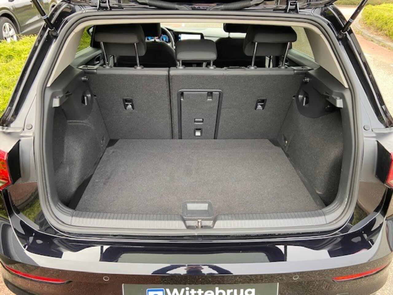 Volkswagen GOLF 1.5 eTSI Style / App-Connect / Stoelverwarming / Digital Cockpit / Achteruitrijcamera