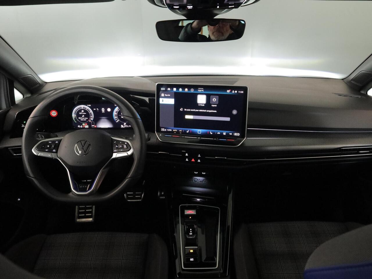 Volkswagen GOLF 1.5 eHybrid GTE 272 pk Automaat (DSG) | Verlengde garantie | Navigatie | Panoramadak | Trekhaak (wegklapbaar) | Parkeersensoren | Achteruitrijcamera | Stoelverwarming | Black Style pakket |