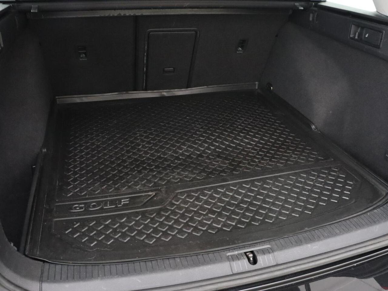 Volkswagen GOLF 1.5 TSI Comfortline Business | Trekhaak | Stoelverwarming | Massage | Carplay | Navigatie | Parkeerhulp | Adaptive cruise | Climate control | LED | Bluetooth