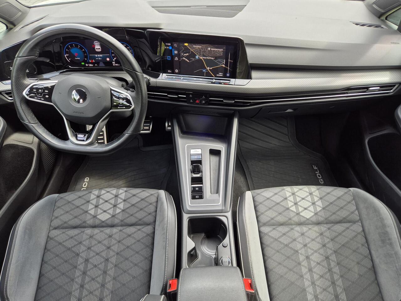 Volkswagen GOLF 1.5 eTSI R-Line Automaat / Apple Carplay Android Auto / LED-lichtpakket / Virtual Cockpit / Achterruitrijcamera / Navigatie / Adaptief CC / Climate control /