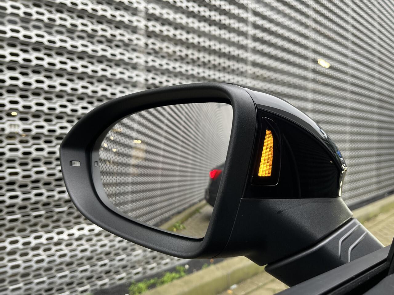 Volkswagen GOLF 1.5 TSI 130PK R-Line / 18" LMV / Black Style / LED / Travel Assist / Parkeersensoren voor en achter / Stoelverwarming