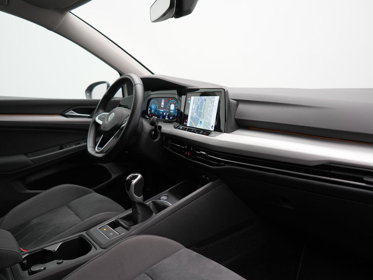 Volkswagen GOLF Variant 1.5 TSI 131pk Dealer O.H. | Adaptive Cruise | Camera | Alcantara Sportstoelen Verwarmd | IQ Light | Stuurverwaming | Sfeerverlichting | Parkassist | Apple Carplay |