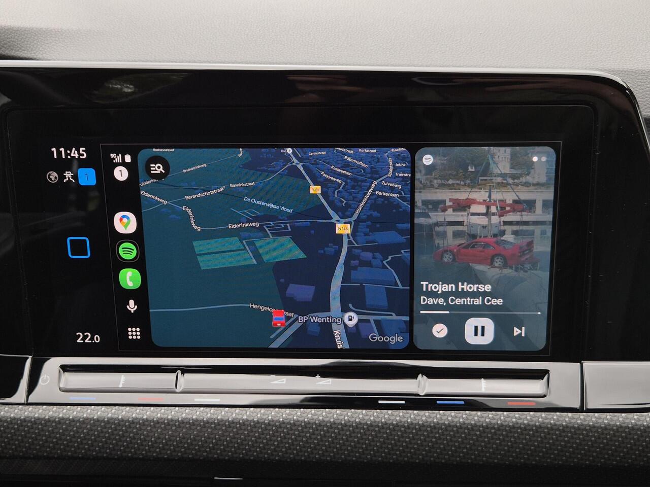 Volkswagen GOLF 1.5 eTSI R-Line Automaat / Apple Carplay Android Auto / LED-lichtpakket / Virtual Cockpit / Achterruitrijcamera / Navigatie / Adaptief CC / Climate control /