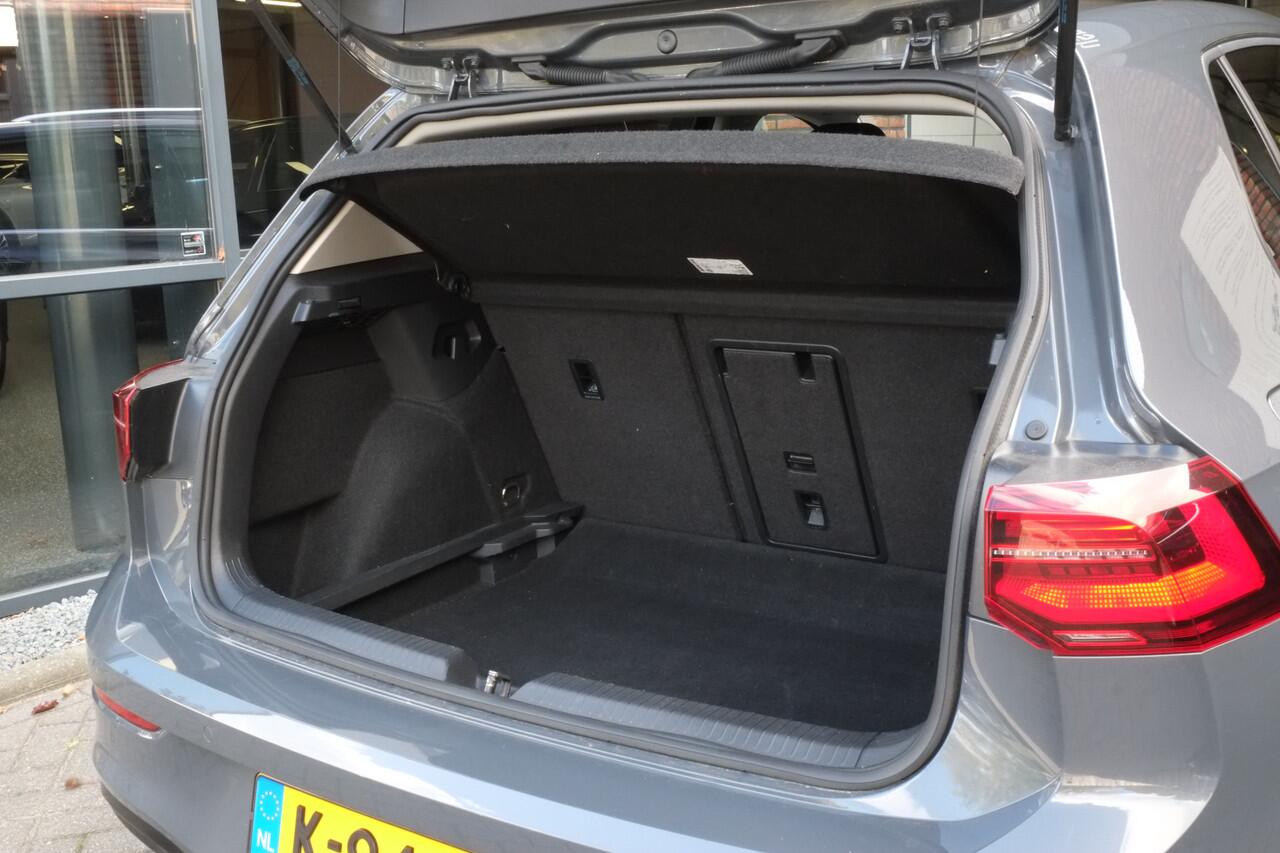 Volkswagen GOLF 1.5 eTSI Style AUT Trekhaak, Achteruitrijcamera, Navigatie, ACC, Dodehoek detectie