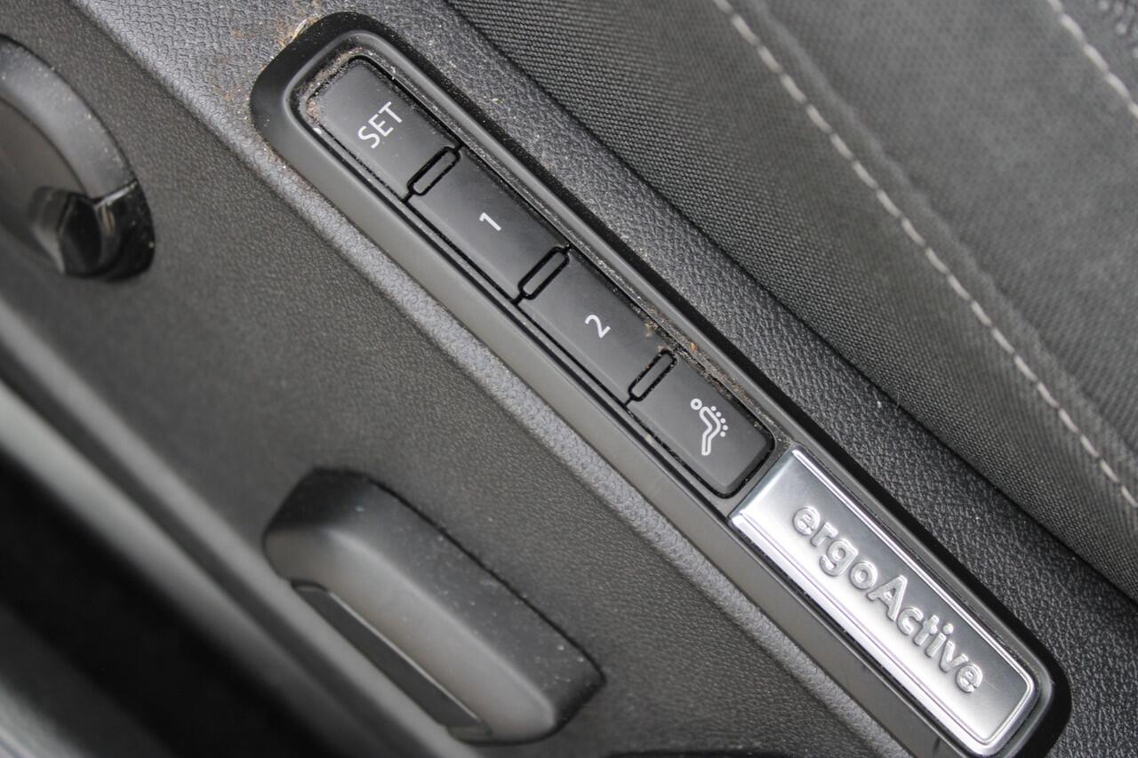 Volkswagen GOLF 1.5 TSI Style Alcantara Full-Led Navigatie Adaptive-Cruise Camera Massage Trekhaak