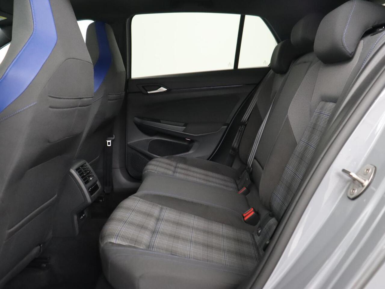 Volkswagen GOLF 1.4 eHybrid GTE | Panoramadak | Sfeerverlichting | Carplay | Stoelverwarming | Camera | Adaptive cruise | Navigatie | Sportstoelen | Digital Cockpit | PHEV | Plug In