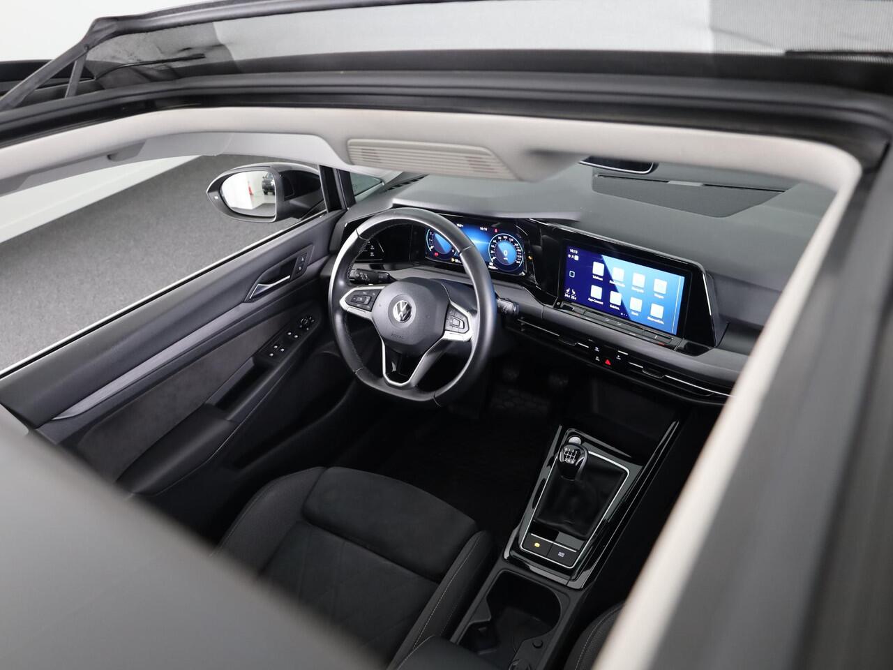 Volkswagen GOLF Variant 1.5 TSI Style 150 pk | Navigatie via App | Panoramadak | Parkeersensoren (Park assist) | Stoelverwarming | Apple Carplay/Android Auto |