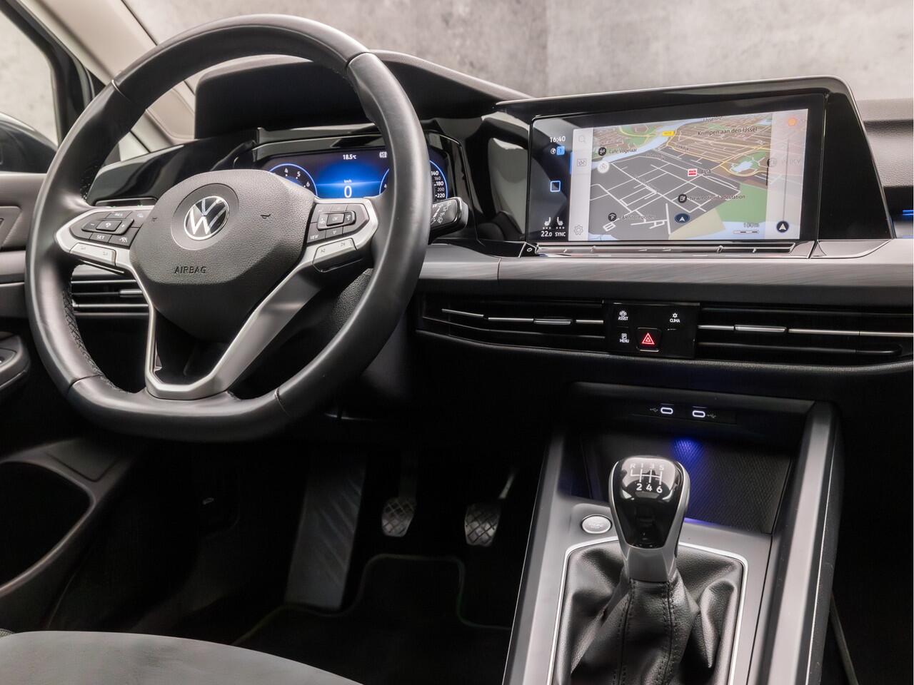 Volkswagen GOLF 1.5 TSI Sport (SCHUIFDAK, 4 CILINDER, MEMORY SEATS, HEAD-UP DISPLAY, STUUR/STOELVERWARMING, DYNAMISCHE KNIPPERLICHTEN, SPORTSTOELEN, CAMERA, GETINT GLAS, ALCANTARA, NIEUWE APK, NIEUWSTAAT)