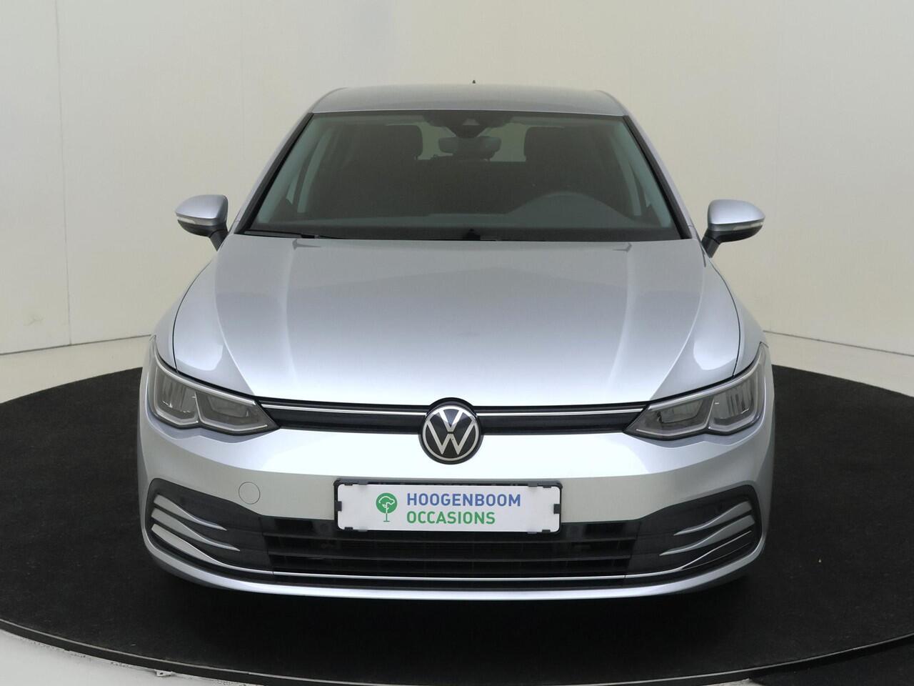 Volkswagen GOLF 1.0 TSI Life | Keyless | Achteruitrijcamera | Navigatie | Dodehoek detectie | 3-zone airco | Adaptieve cruise control | CarPlay |