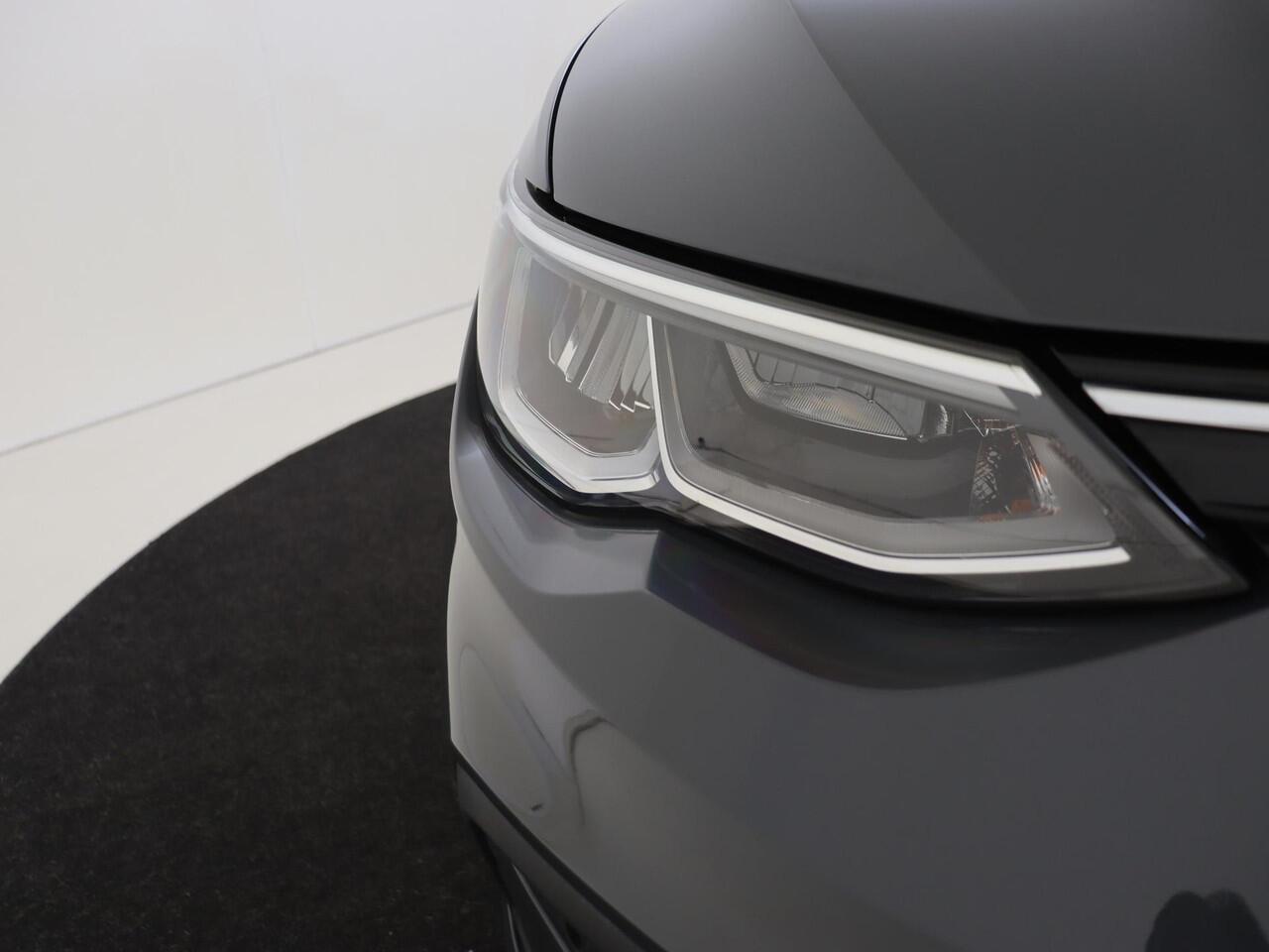 Volkswagen GOLF Variant 1.0 eTSI Life | Parkeersensoren | Adaptieve cruise control | Digital cockpit | Electronic climate control | CarPlay | Sfeerverlichting |