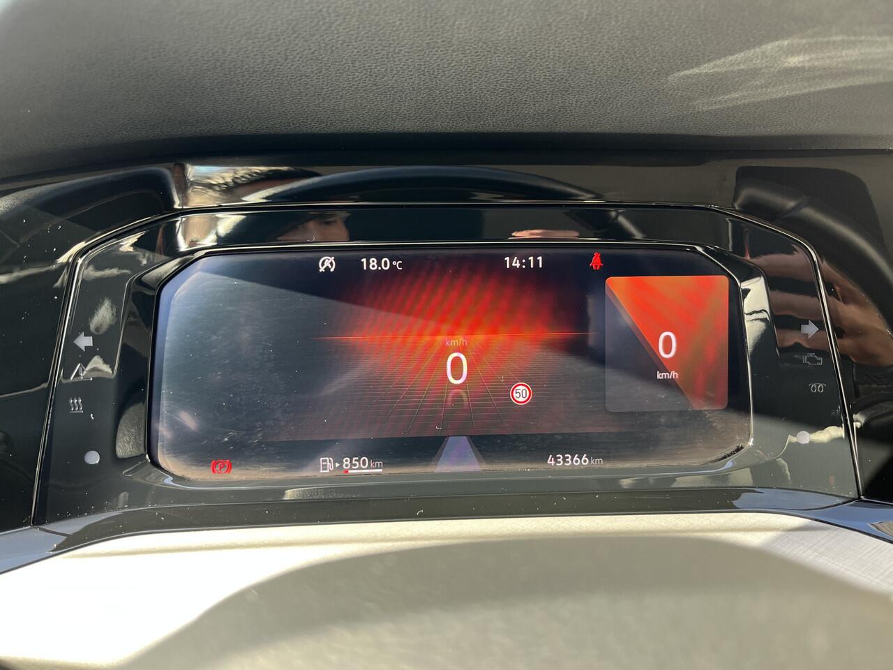 Volkswagen GOLF 1.0 TSI Life / FABRIEKSGARANTIE T/M 1-2027/ PARK. SENSOREN/ NAVI/ 16" LMV / APP-CONNECT /