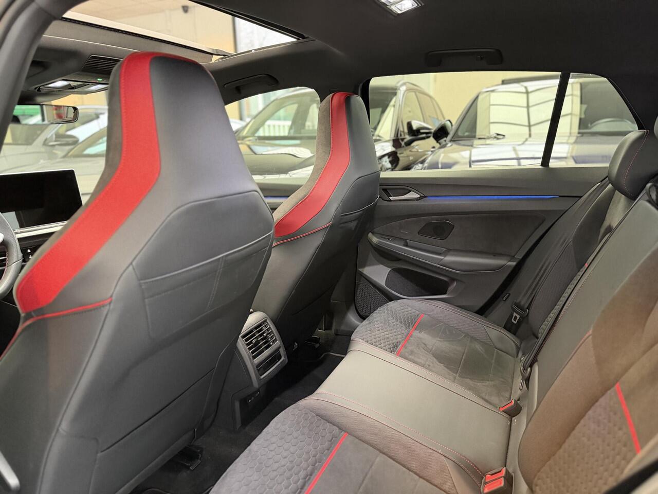 Volkswagen GOLF 2.0 TSI GTI Clubsport / Akrapovic / Pano / Head-up