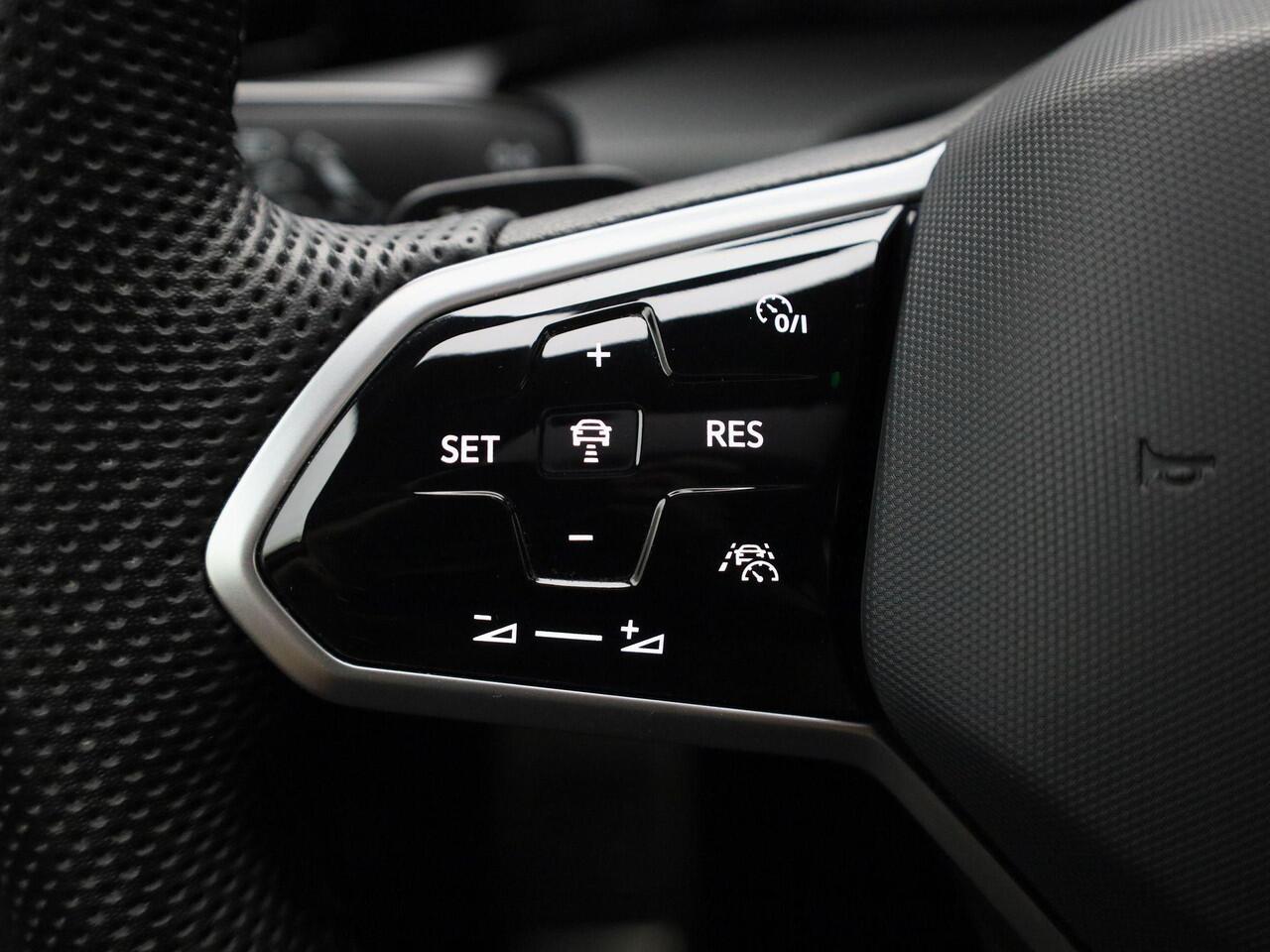 Volkswagen GOLF 1.5eTSI/150PK R-Line Blackstyle DSG · Panoramadak · Camera + Parkeersensoren · Stoel-& stuurverwarming · Garantie tot februari 2026