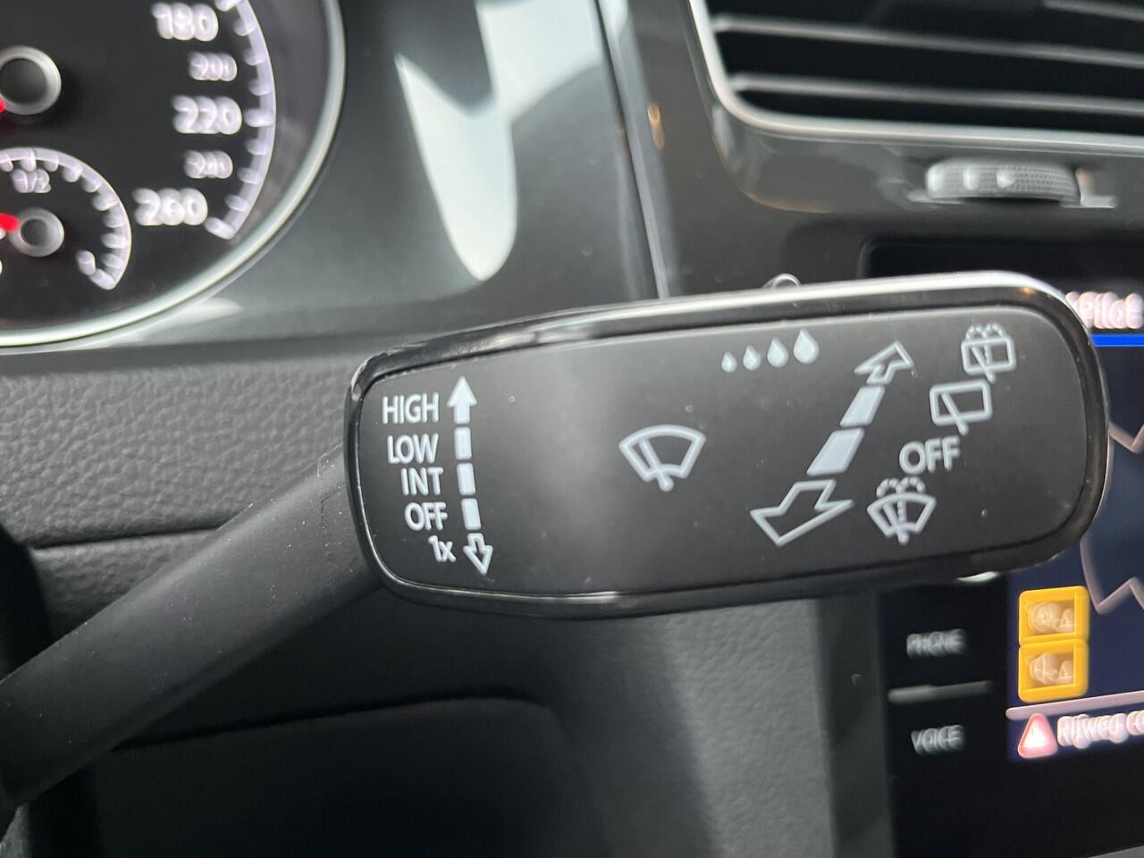 Volkswagen GOLF Variant 1.5 TSI Highline R-Line | Navigatie | Camera | Climate Control | Trekhaak | Cruise Control | Bluetooth | 18"LMV |