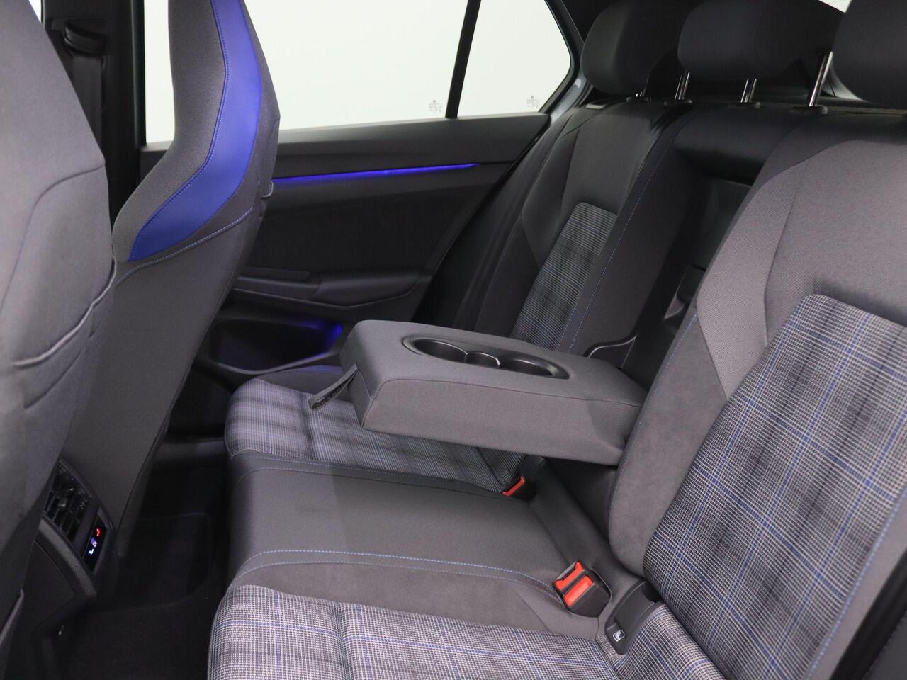 Volkswagen GOLF 1.5 eHybrid GTE 272PK DSG Side Assist, Achteruitrijcamera, Matrix-LED verlichting, 18" LM Velgen, Stoel-Stuurverwarming, Navi via Apple Carplay/Android Auto