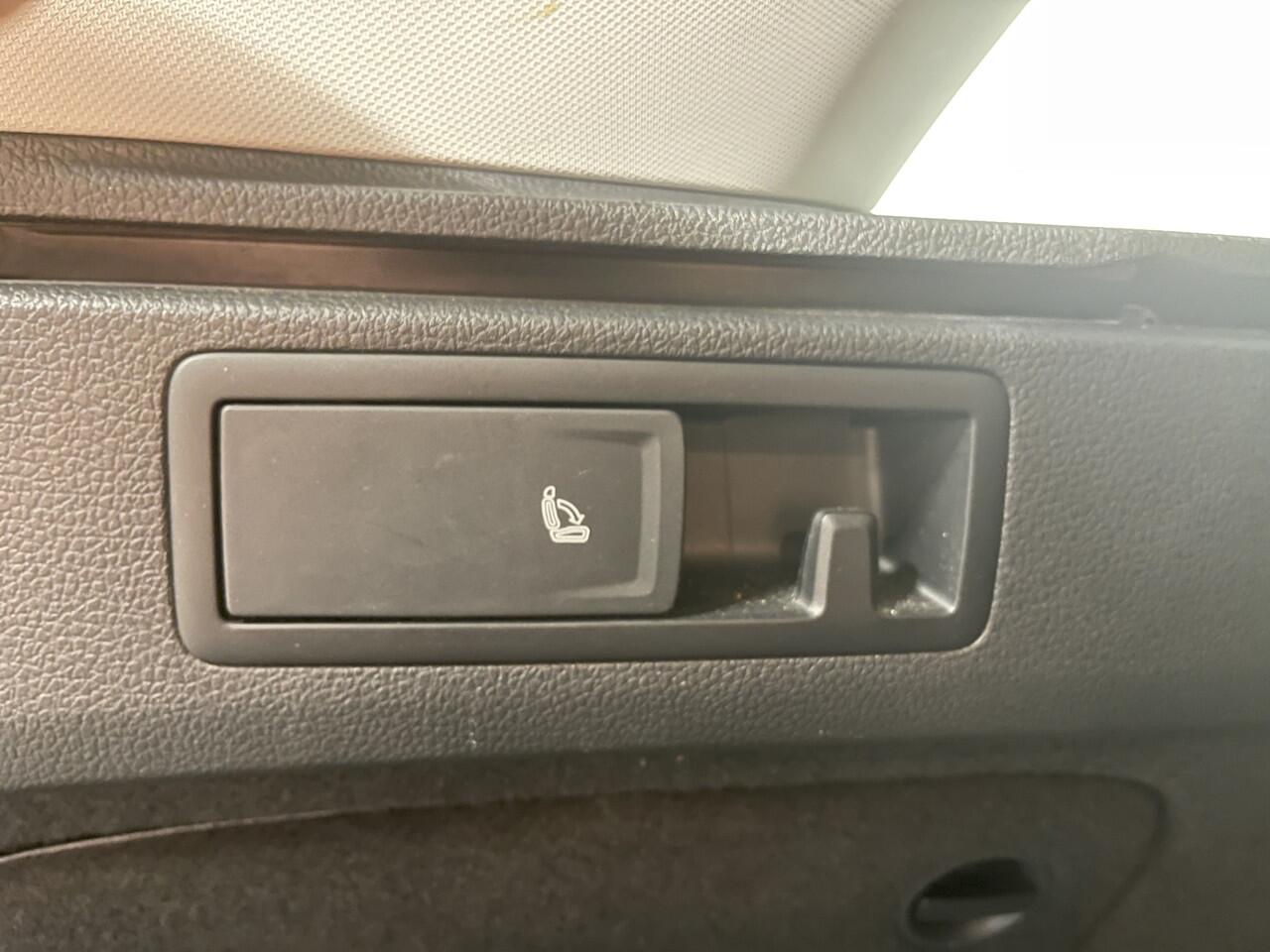 Volkswagen GOLF Variant 1.5 TSI 150pk-Highline Business R 110kw Carplay / ACC / ECC / Navi / PDC Executive-pakket / Winter Pakket