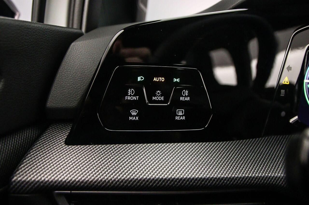 Volkswagen GOLF 1.5 eHybrid GTE 272pk DSG Automaat, Panoramadak, Trekhaak, Lederen bekleding, Stoelverwarming, Black style, Achteruitrijcamera, Elektrisch verstelbare stoel, Dodehoeksensor, Adaptief onderstel