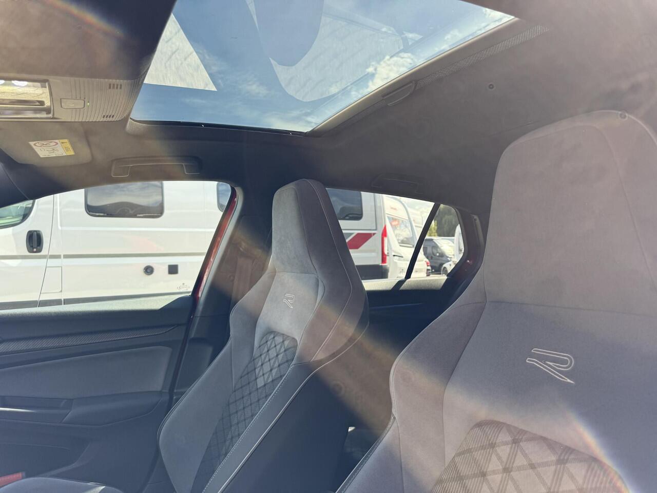 Volkswagen GOLF 1.5 eTSI R-Line PANO | DCC | H/K | NL