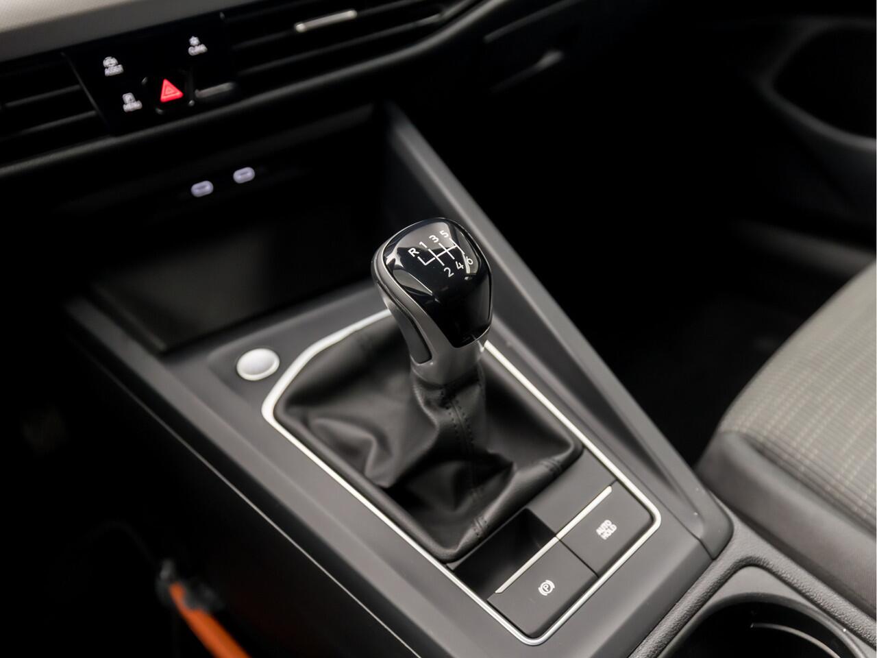 Volkswagen GOLF Variant 1.0 TSI Sportline (APPLE CARPLAY, GROOT NAVI, PARKEERSENSOREN, KEYLESS, GETINT GLAS, SPORTSTOELEN, LM VELGEN, LANE ASSIST, NIEUWSTAAT)