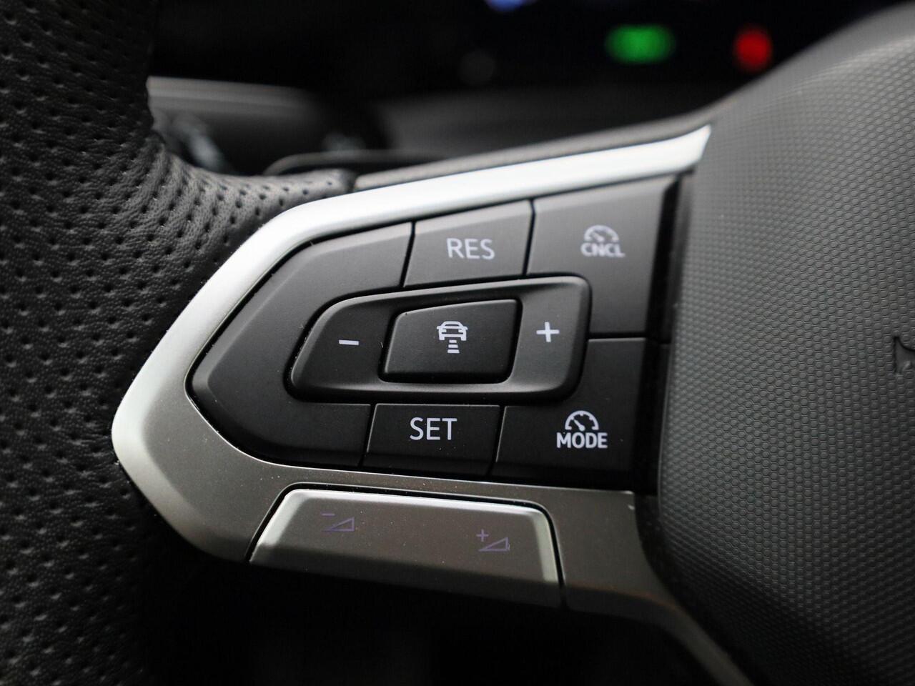 Volkswagen GOLF 1.5eTSI/150PK R-Line DSG · Navigatie · Apple/Android Carplay · Camera + Parkeersensoren · Garantie tot januari 2027