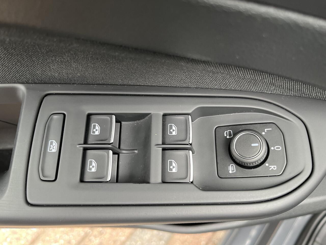 Volkswagen GOLF 1.5 eTSI Style / AUTOMAAT/ PANO/ CAMERA/ PARK. SENSOREN/ MEMORY SEATS/ LED/ NAVI/ 18" LMV/